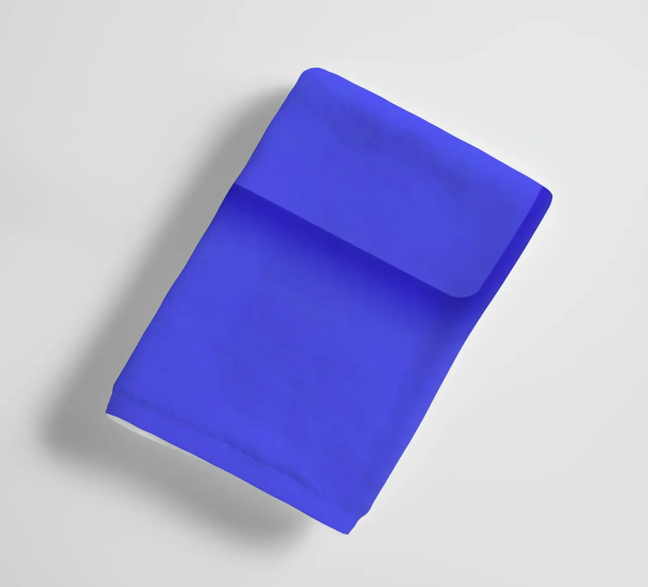 formes abstraites sur fond bleu conception visuellement frappante serviette de bain de DesignDoodle