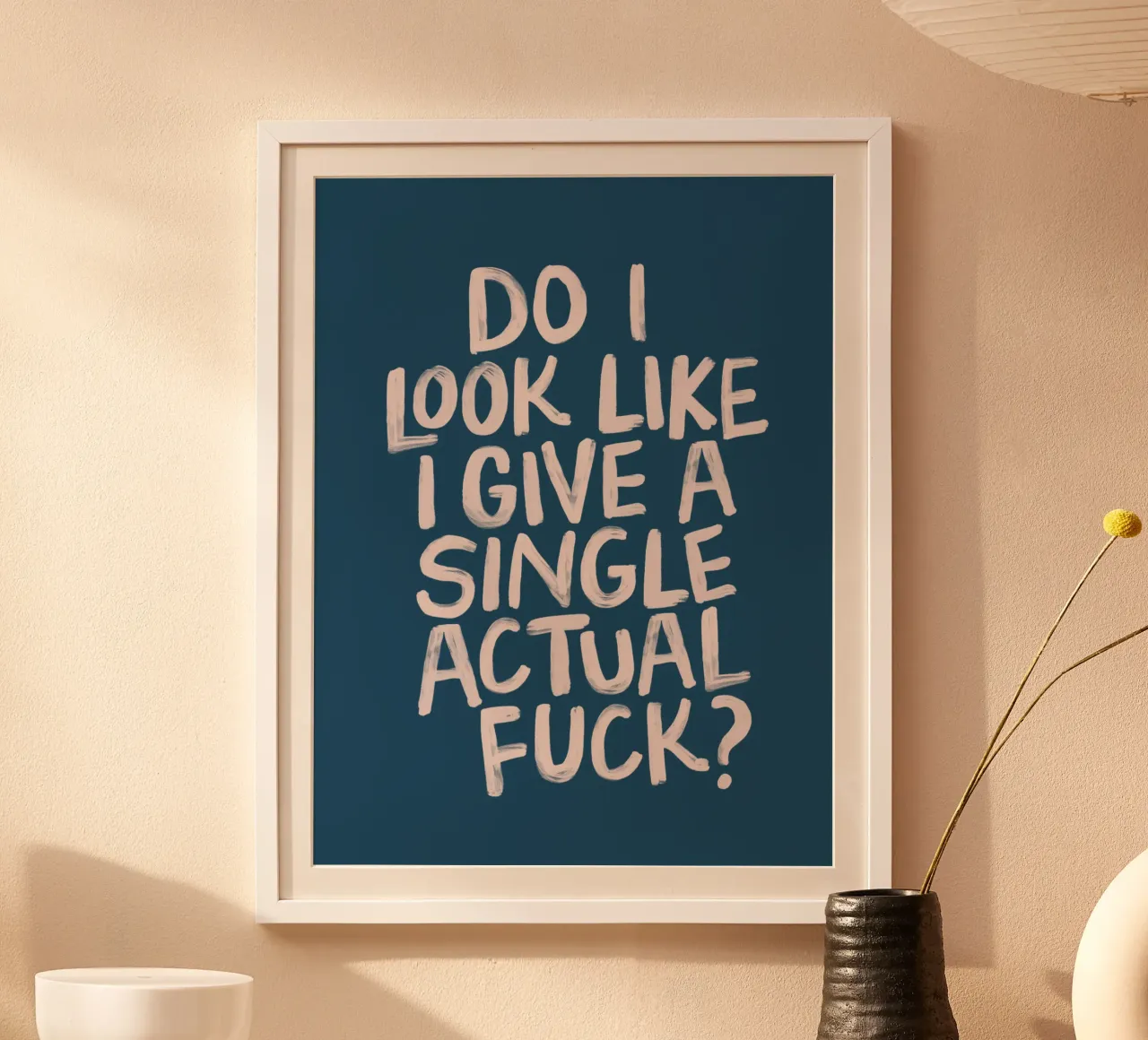 Do I Look Like I Give a Single Actual Fuck (Sembro uno a cui frega qualcosa) Stampa tipografica poster con telaio in alluminio da THE MOTIVATED TYPE