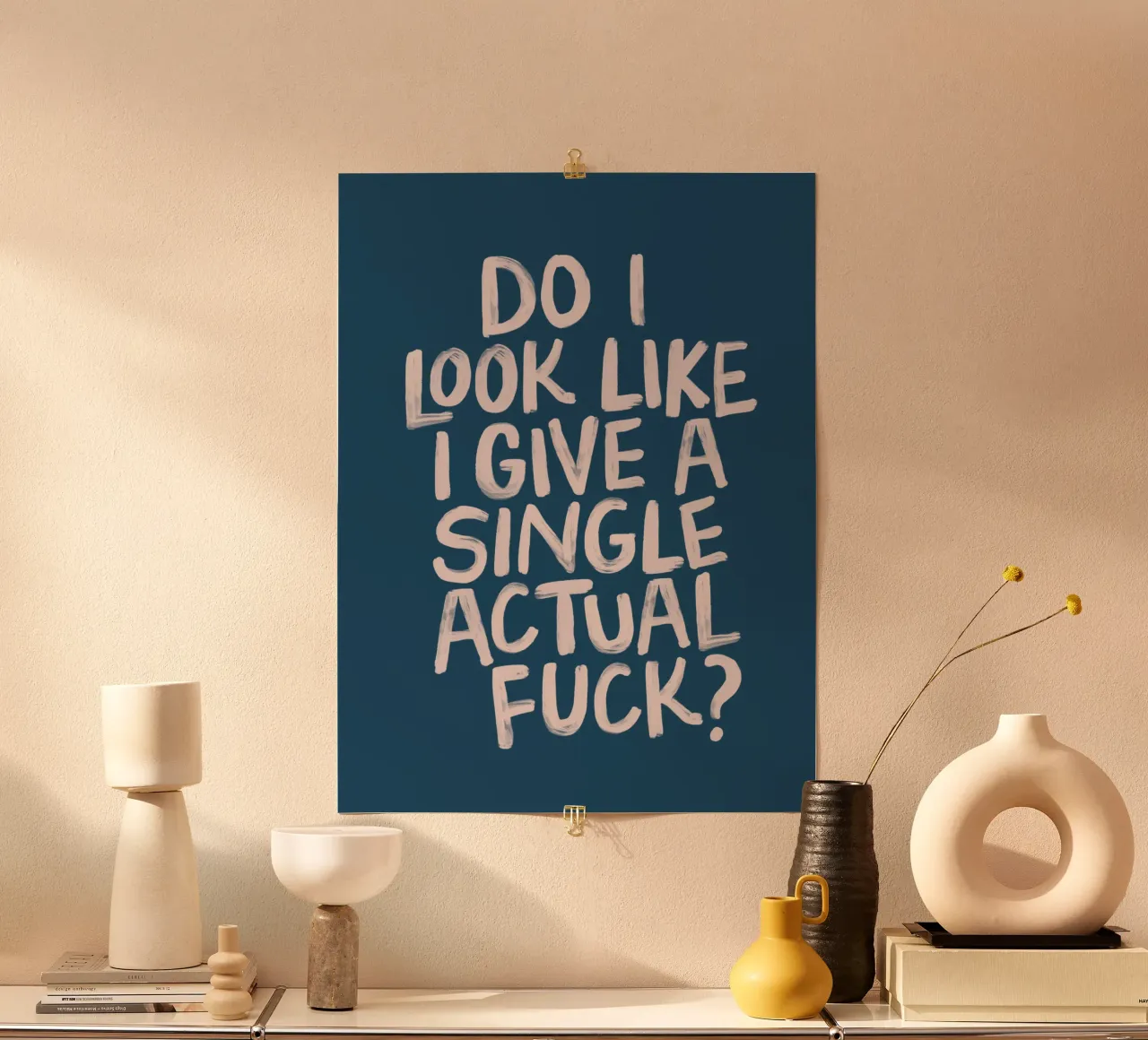 Do I Look Like I Give a Single Actual Fuck (Sembro uno a cui frega qualcosa) Stampa tipografica poster con telaio in alluminio da THE MOTIVATED TYPE
