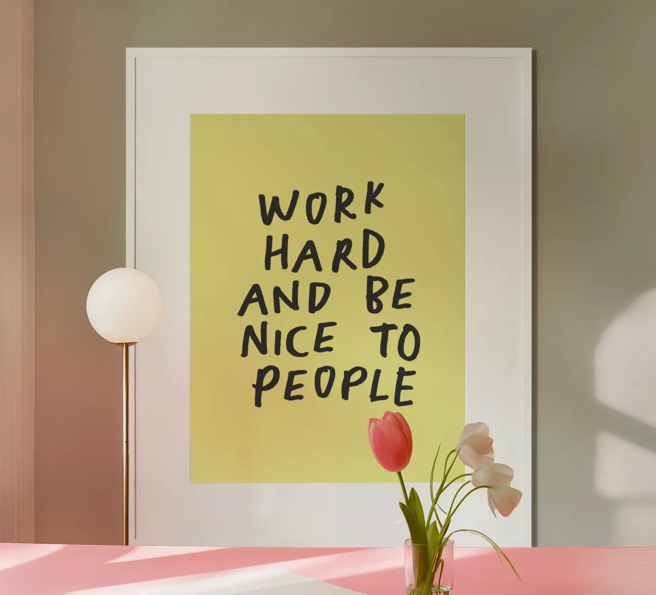 Work Hard and Be Nice to People Typography Print in Yellow (Travailler dur et être gentil avec les gens) poster de THE MOTIVATED TYPE