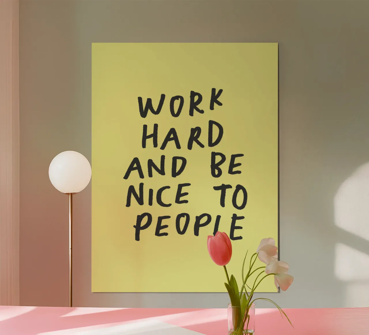 Work Hard and Be Nice to People Typography Print in Yellow (Travailler dur et être gentil avec les gens) poster de THE MOTIVATED TYPE