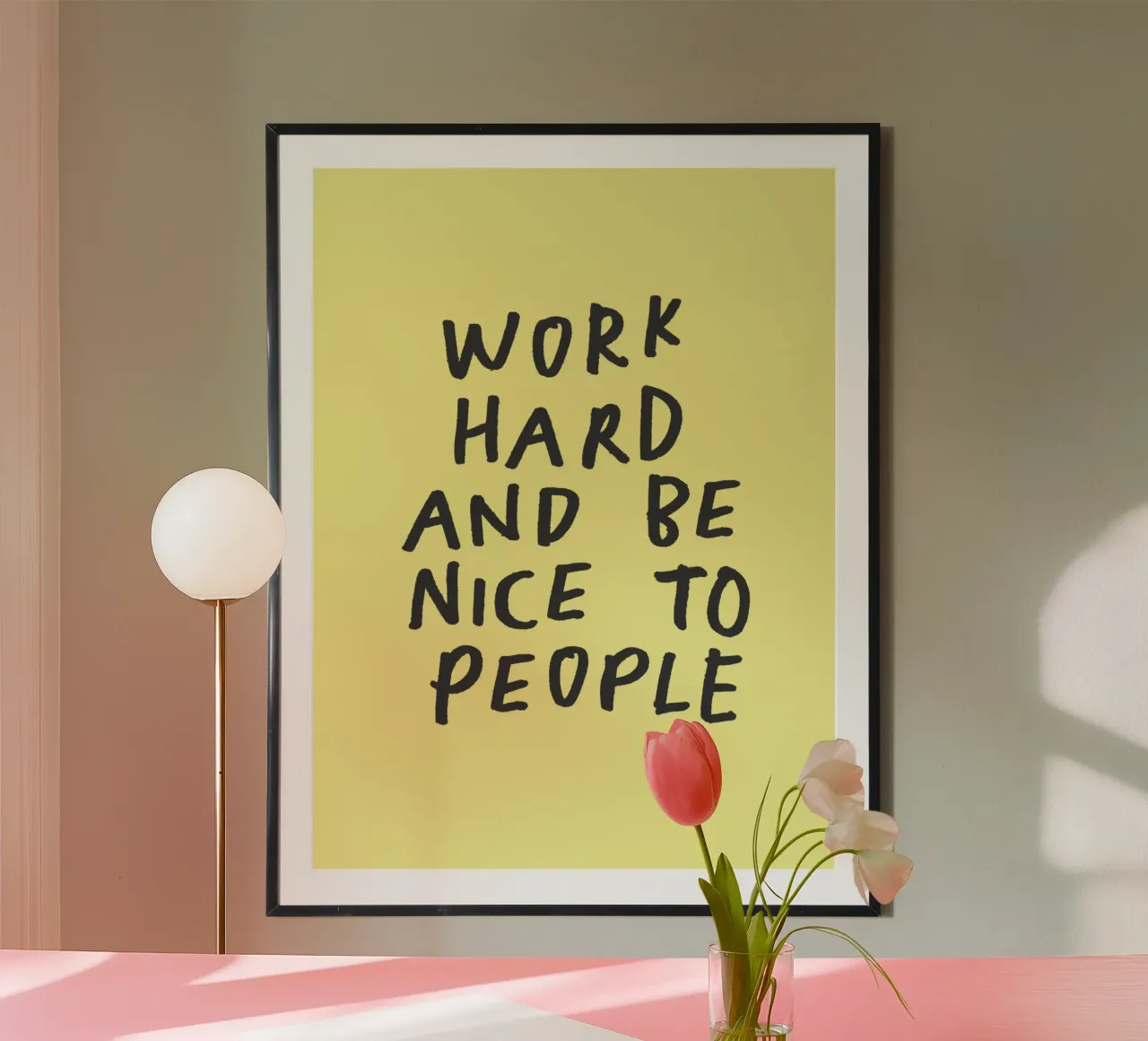 Work Hard and Be Nice to People Typography Print in Yellow (Travailler dur et être gentil avec les gens) poster de THE MOTIVATED TYPE