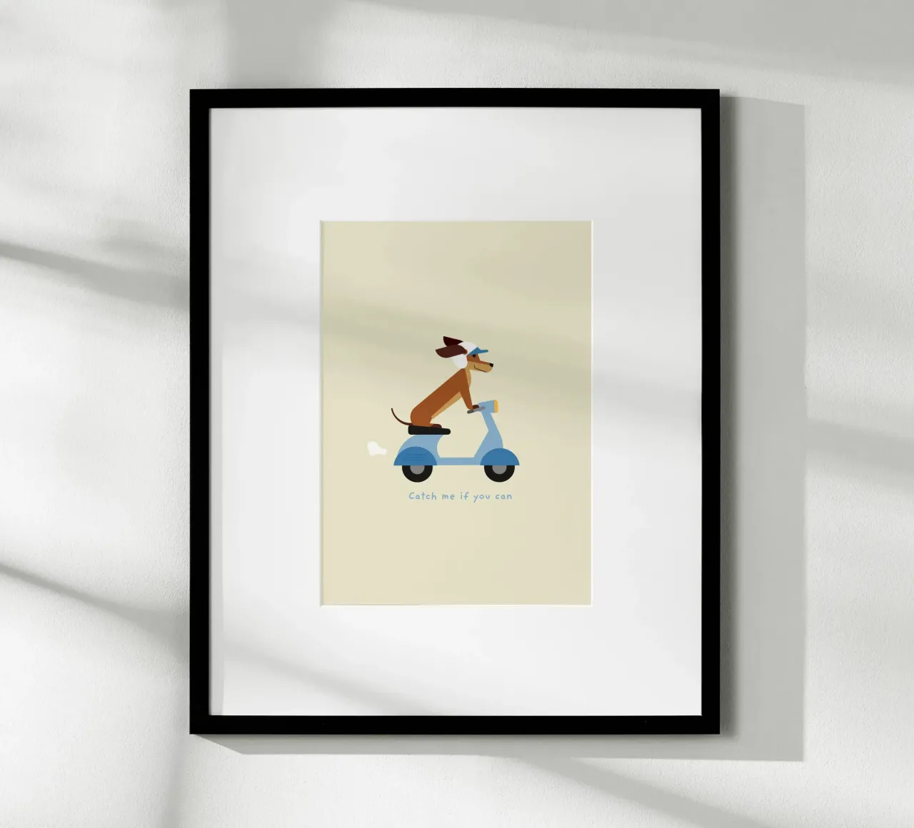 Fangt mich, wenn ihr könnt Dackel auf Motorroller Poster mit Holzrahmen von Carolin Vonhoff