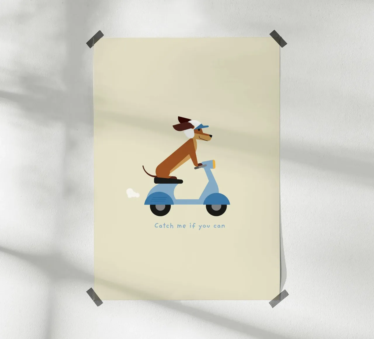 Fangt mich, wenn ihr könnt Dackel auf Motorroller Poster mit Holzrahmen von Carolin Vonhoff