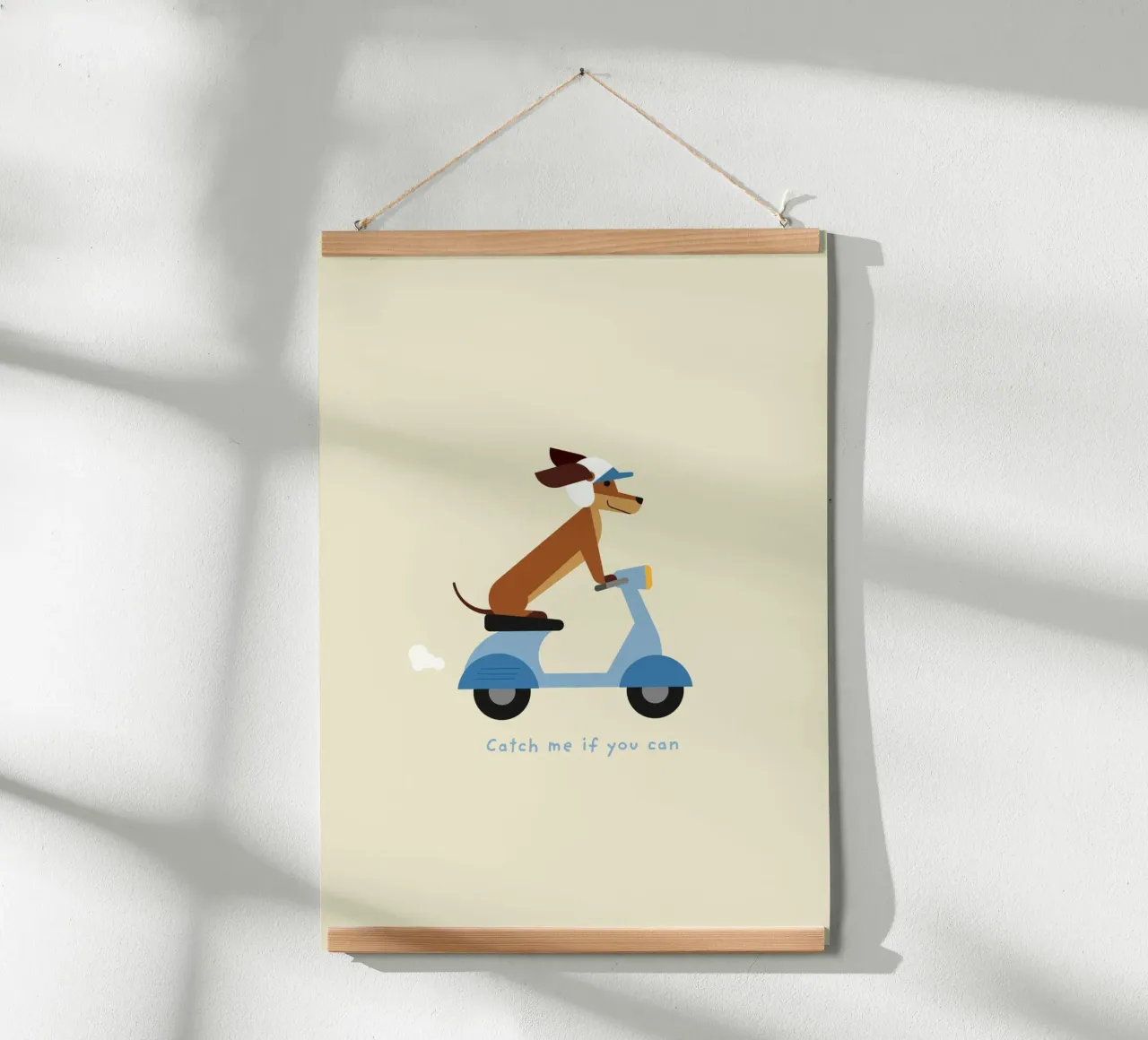 Fangt mich, wenn ihr könnt Dackel auf Motorroller Poster mit Holzrahmen von Carolin Vonhoff