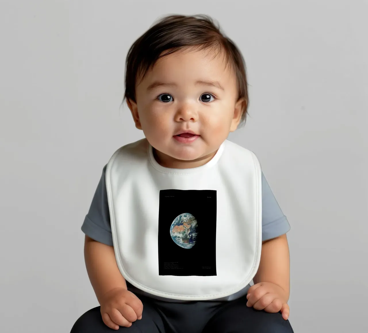 View of Earth from Apollo 11 bavaglino da Vintage by JUNIQE