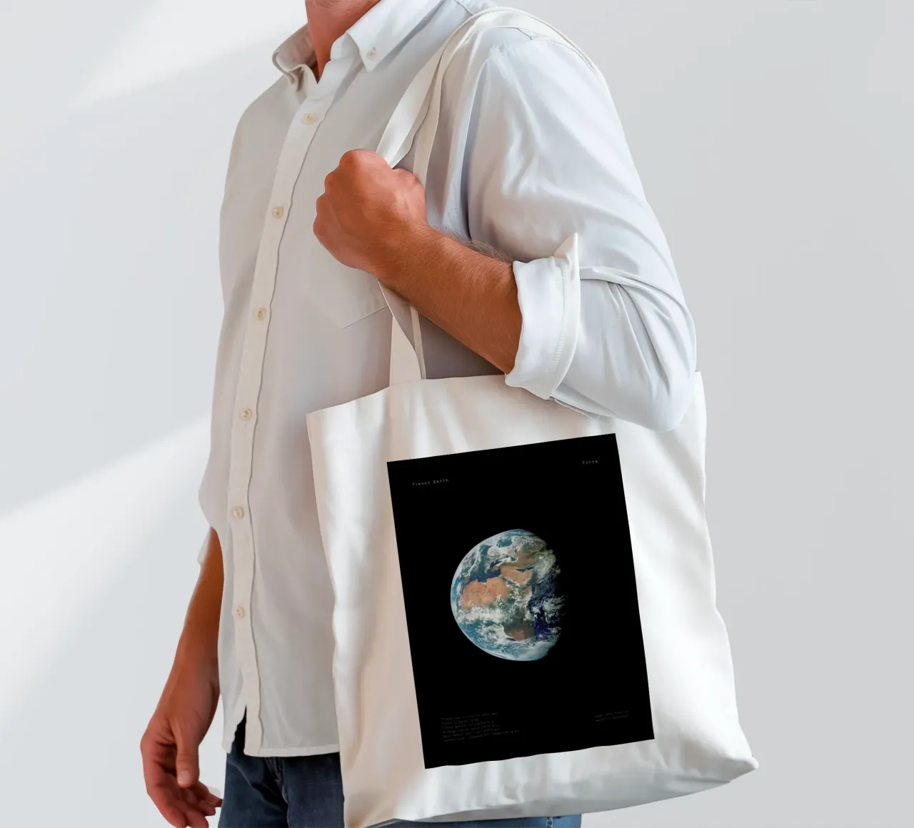 View of Earth from Apollo 11 borsa in juta da Vintage by JUNIQE