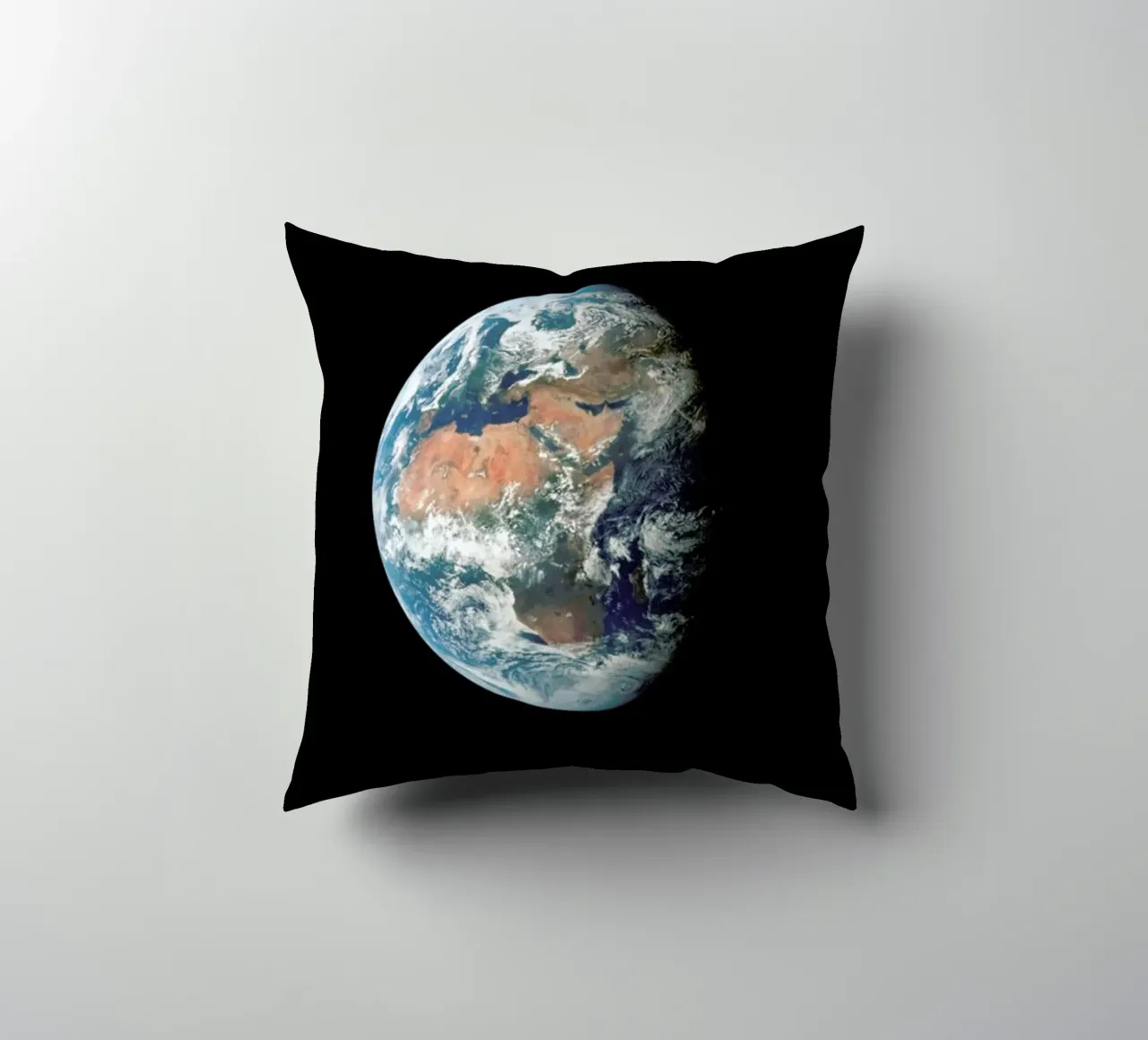 View of Earth from Apollo 11 cuscino da Vintage by JUNIQE