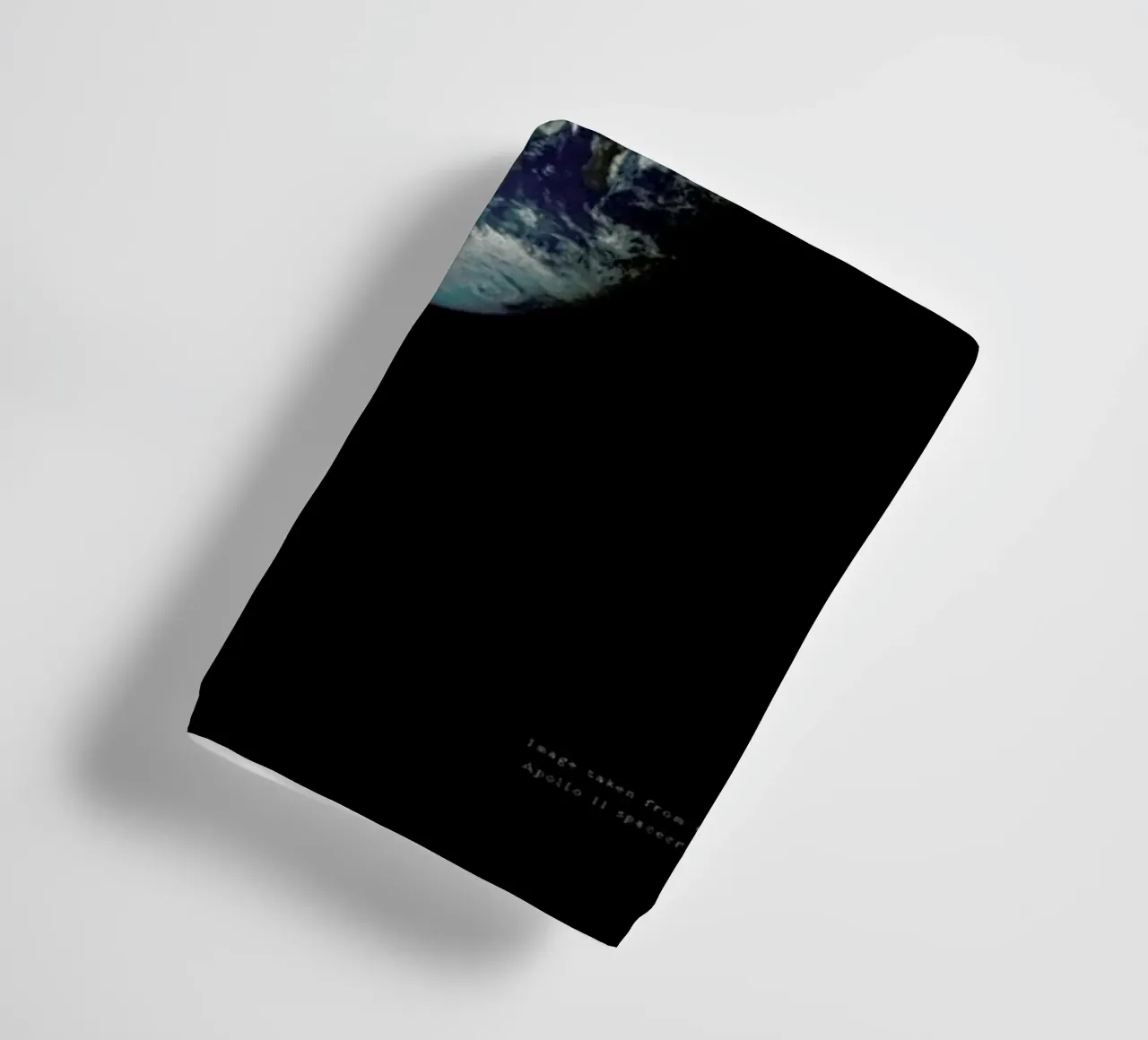 View of Earth from Apollo 11 asciugamano da bagno da Vintage by JUNIQE