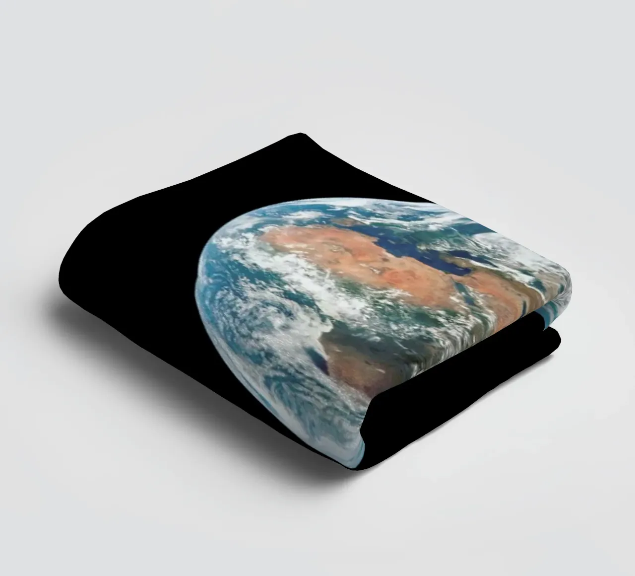 View of Earth from Apollo 11 asciugamano da bagno da Vintage by JUNIQE