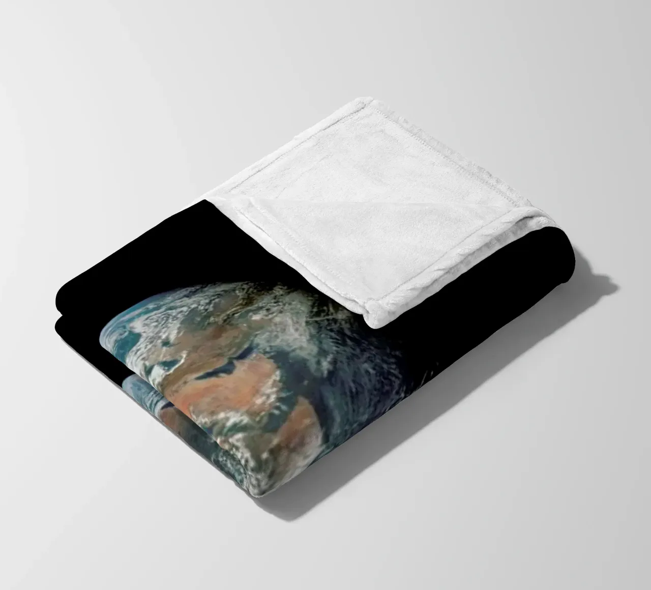 View of Earth from Apollo 11 coperta in pile da Vintage by JUNIQE