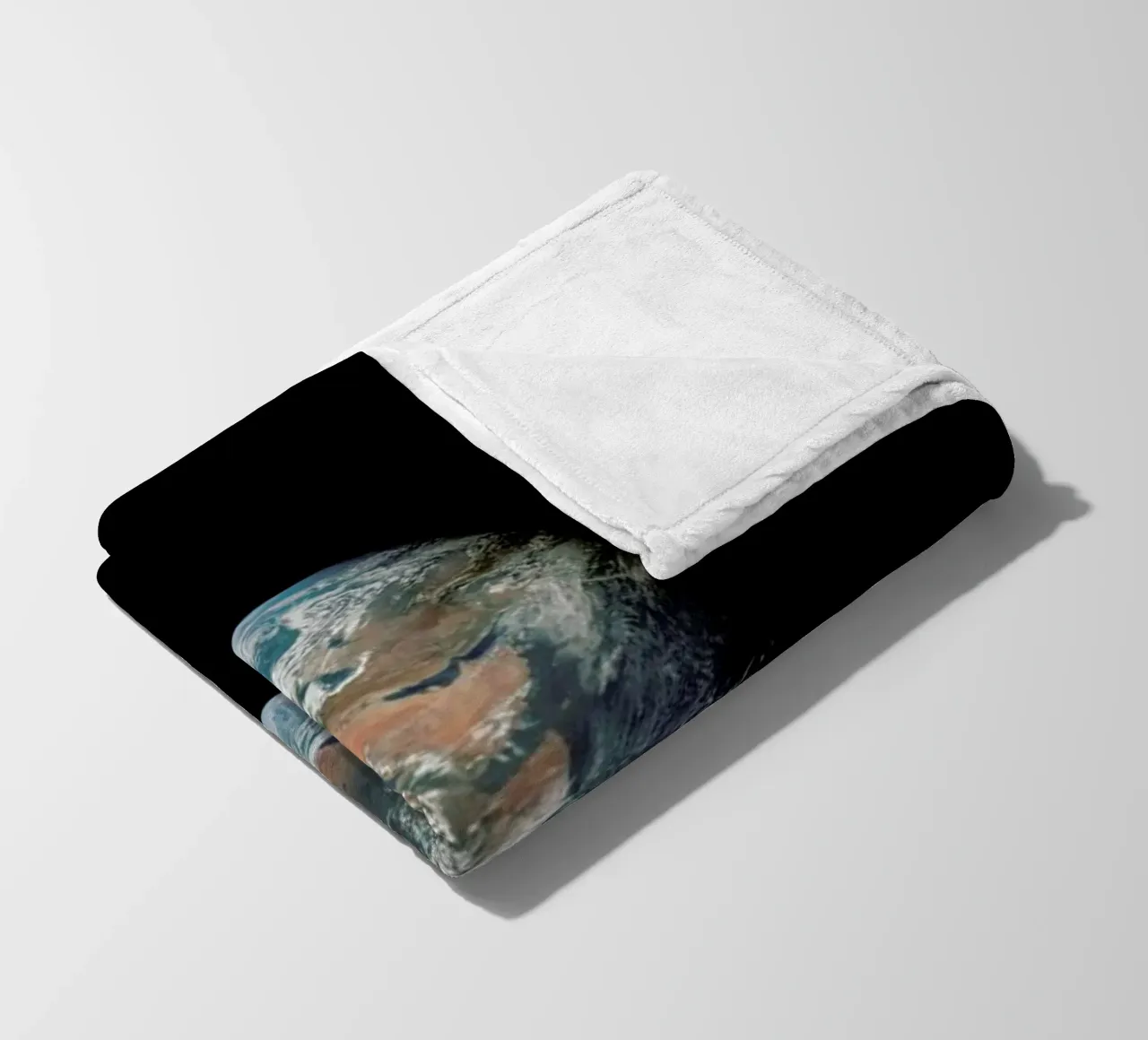 View of Earth from Apollo 11 coperta in pile da Vintage by JUNIQE