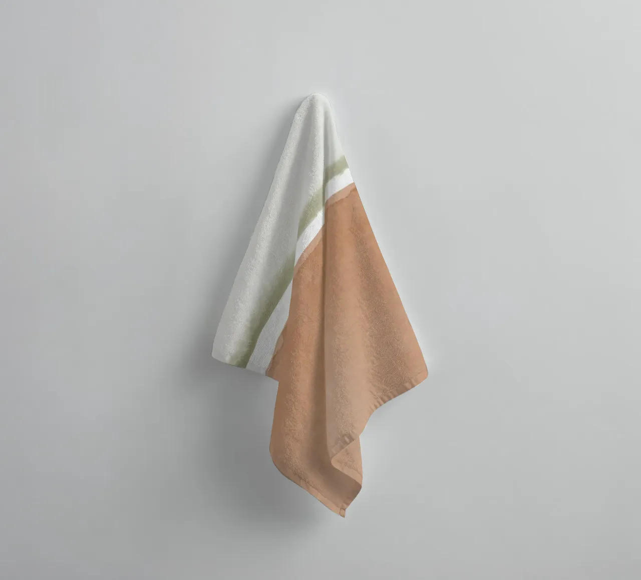 Paesaggio minimalista in terracotta e verde asciugamano da bagno da NouveauPrints