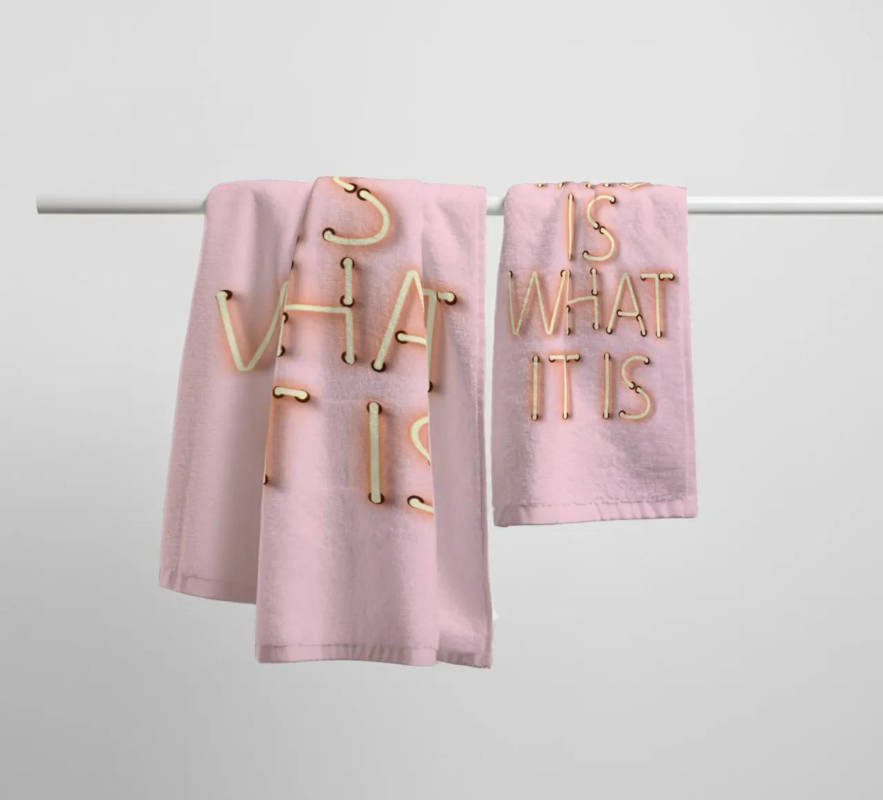 C'est ce que c'est - Citation rose néon imprimée serviette de bain de showmemars