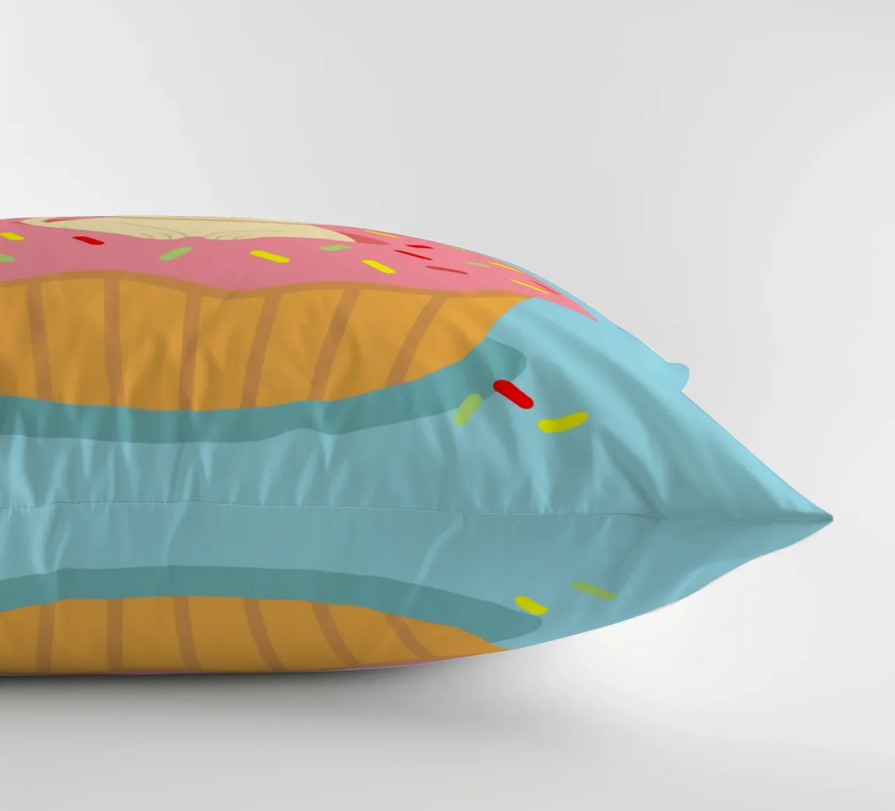 Douce souris dans un cupcake - Design ludique pour les gourmands coussin de namosh