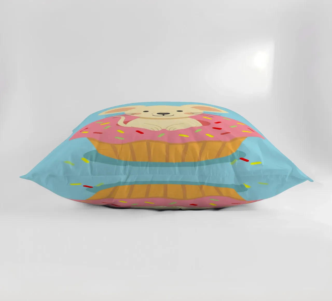 Douce souris dans un cupcake - Design ludique pour les gourmands coussin de namosh