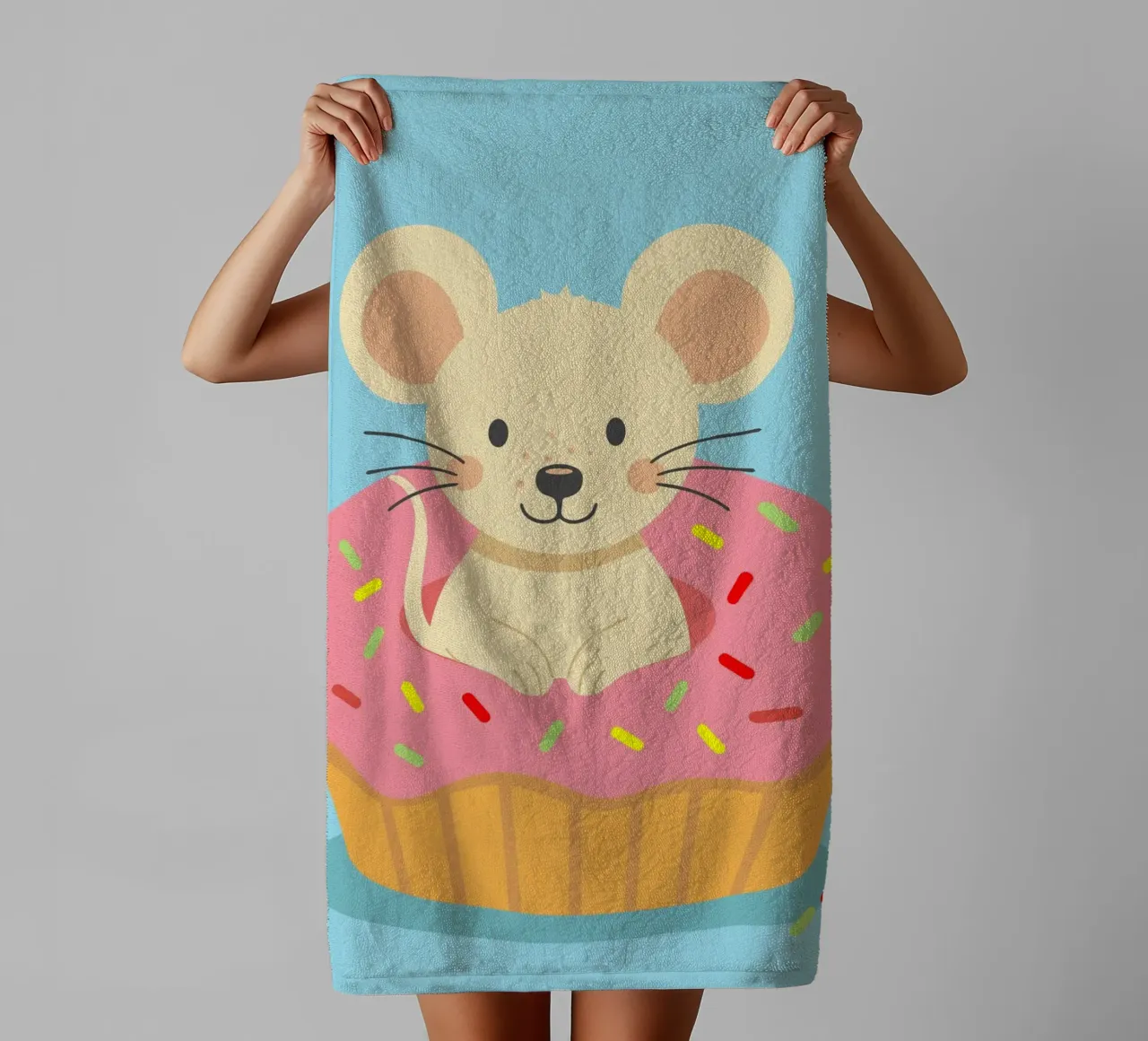 Douce souris dans un cupcake - Design ludique pour les gourmands serviette de bain de namosh