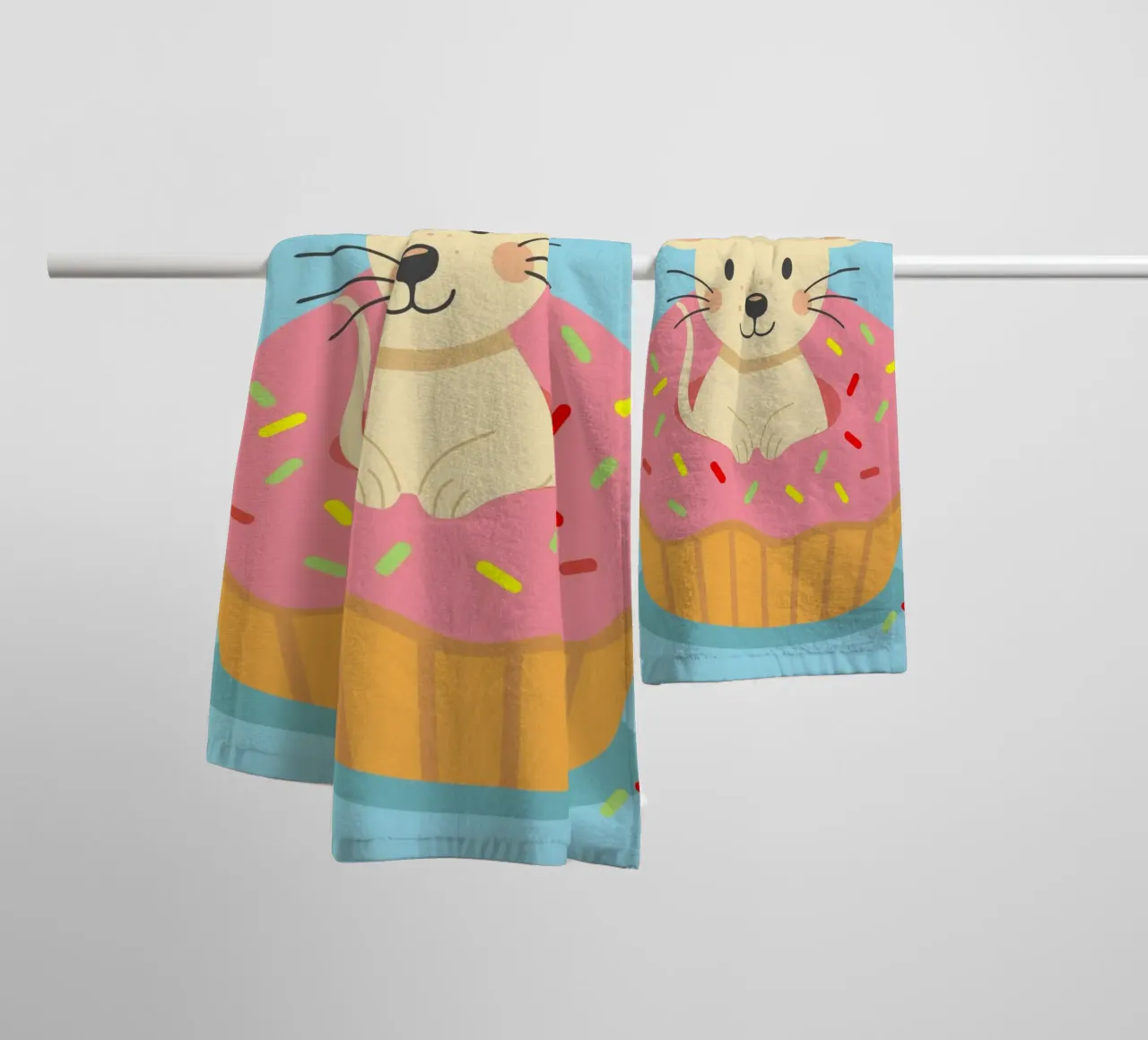 Douce souris dans un cupcake - Design ludique pour les gourmands serviette de bain de namosh