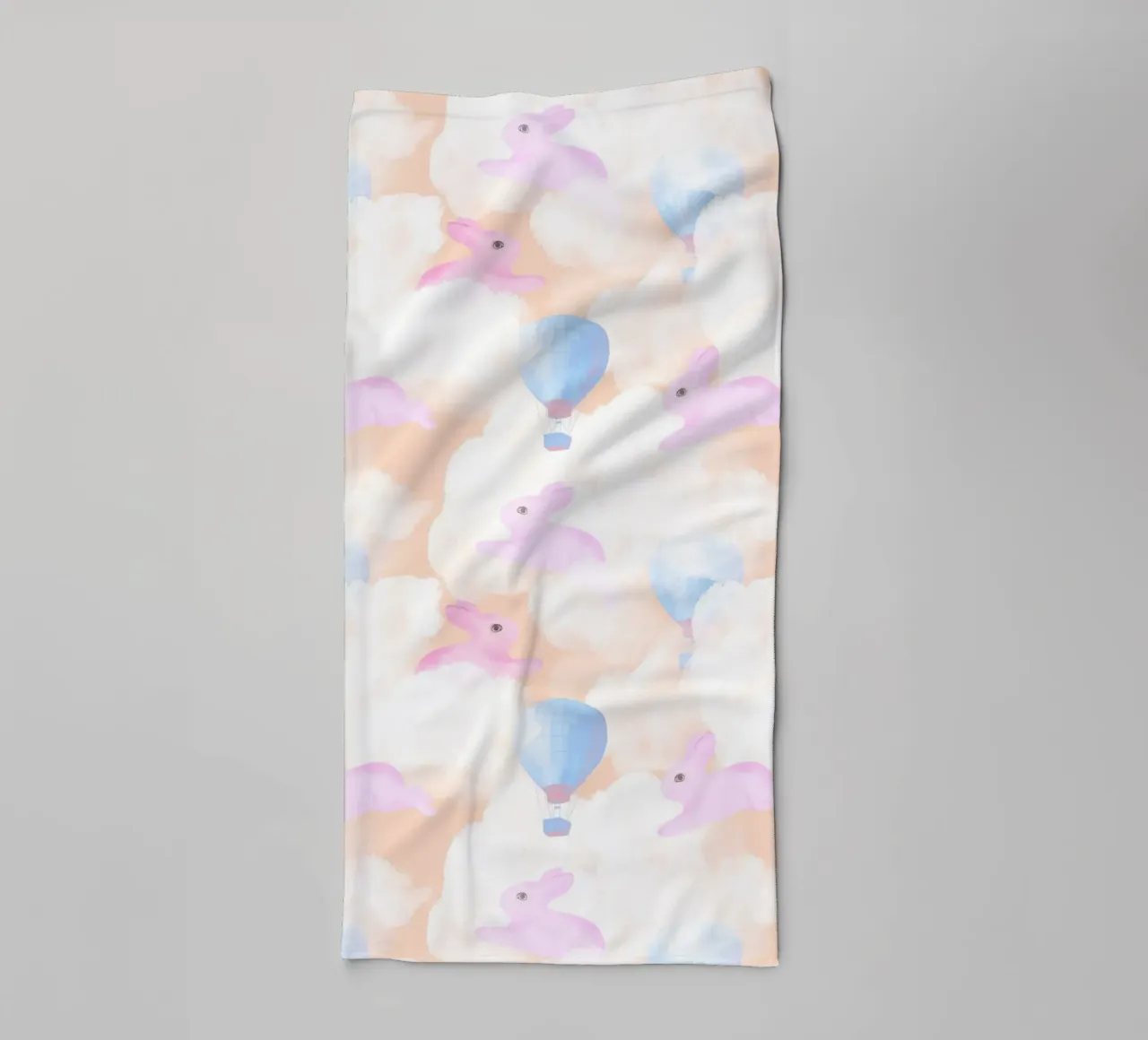 Rabbits in the rainbow clouds pastel gouache pattern paintin asciugamano da bagno da mysteriouscoco