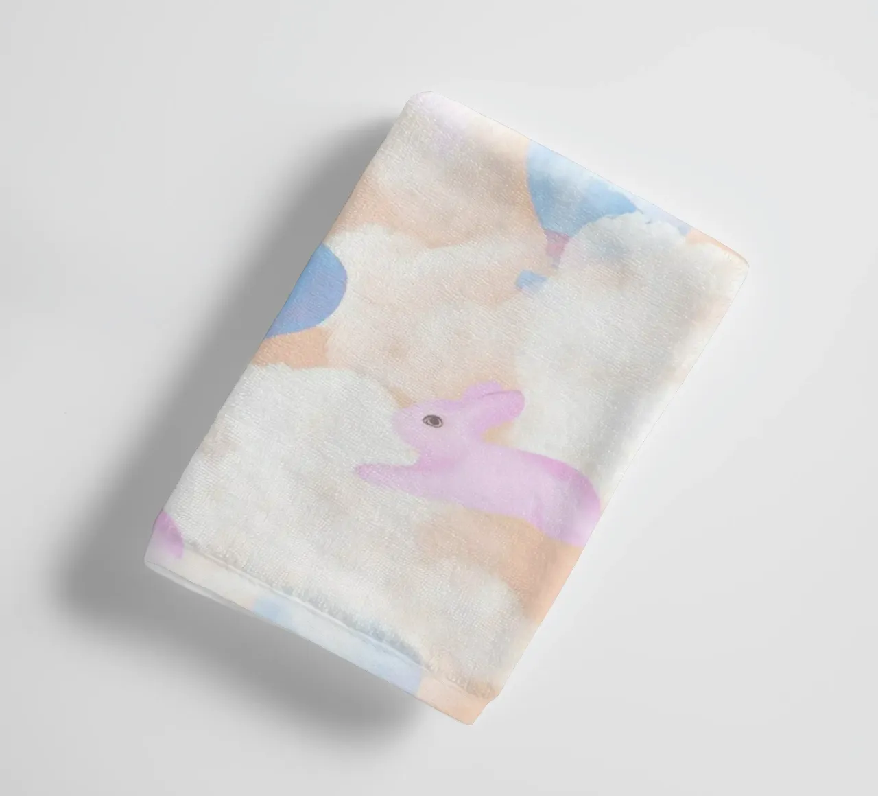 Rabbits in the rainbow clouds pastel gouache pattern paintin asciugamano da bagno da mysteriouscoco