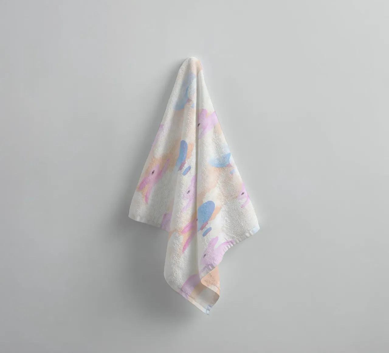 Rabbits in the rainbow clouds pastel gouache pattern paintin asciugamano da bagno da mysteriouscoco