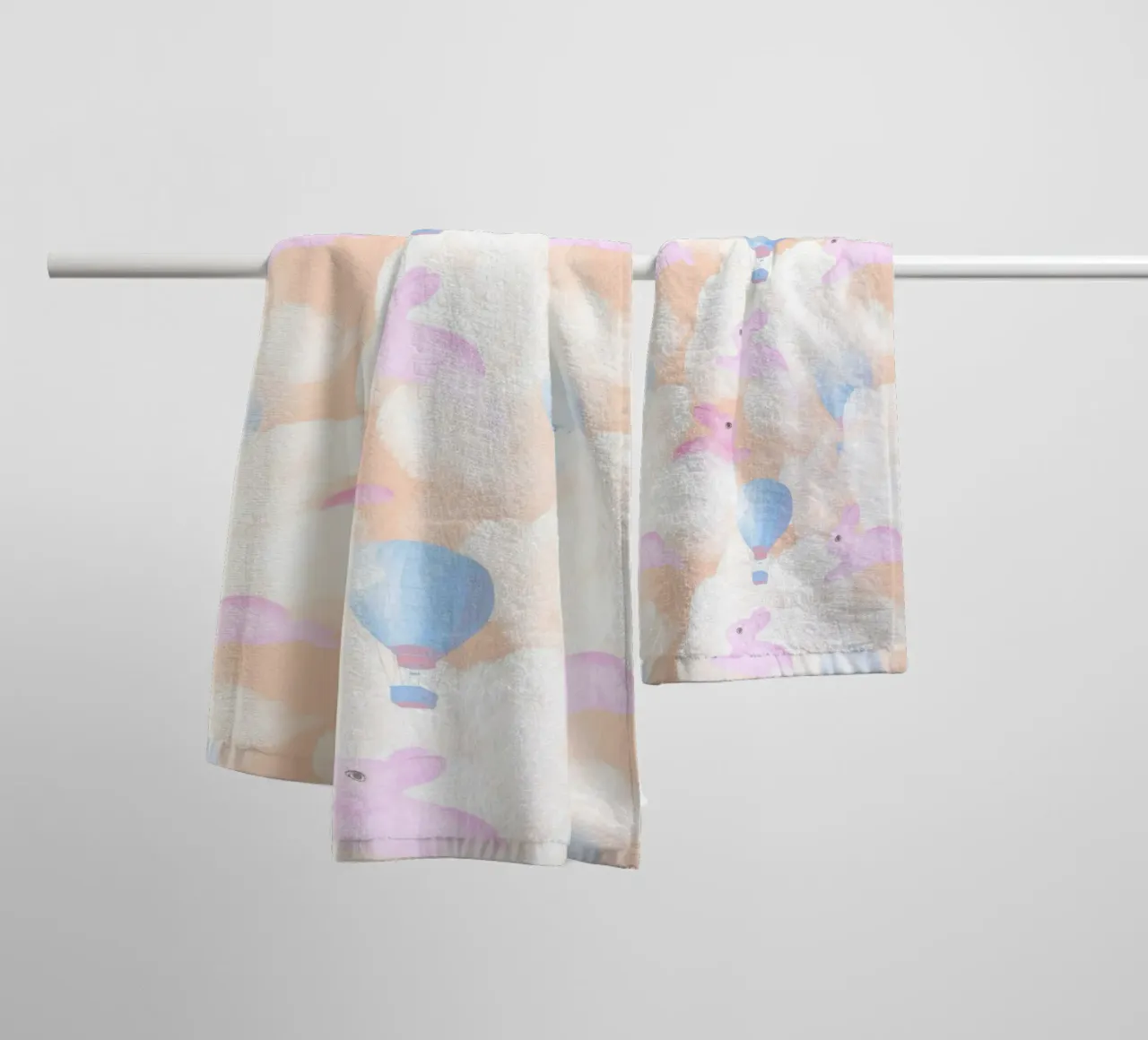Rabbits in the rainbow clouds pastel gouache pattern paintin asciugamano da bagno da mysteriouscoco