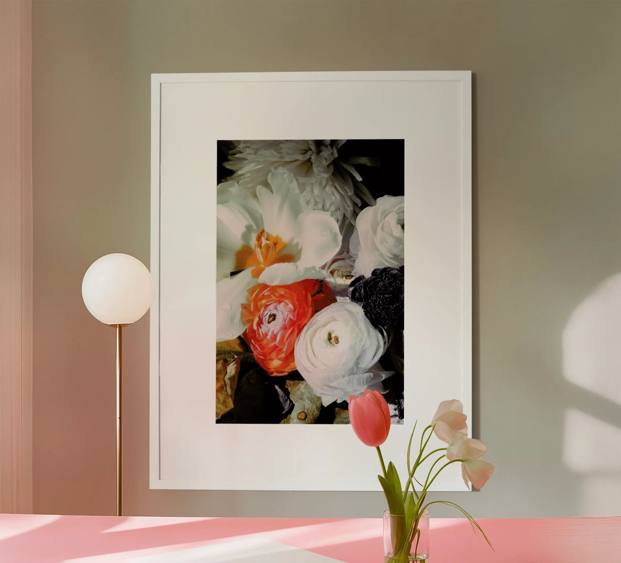 Ranunculus 10 Poster mit Holzrahmen von Leigh Viner