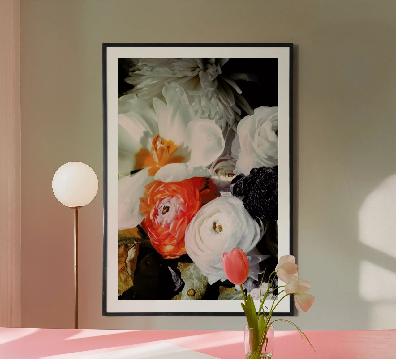 Ranunculus 10 Poster mit Holzrahmen von Leigh Viner