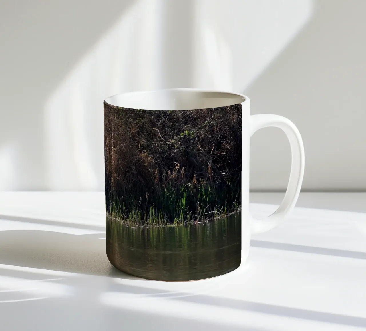 Airone bianco in bilico tra i canneti tazza in ceramica da Jack C Photography