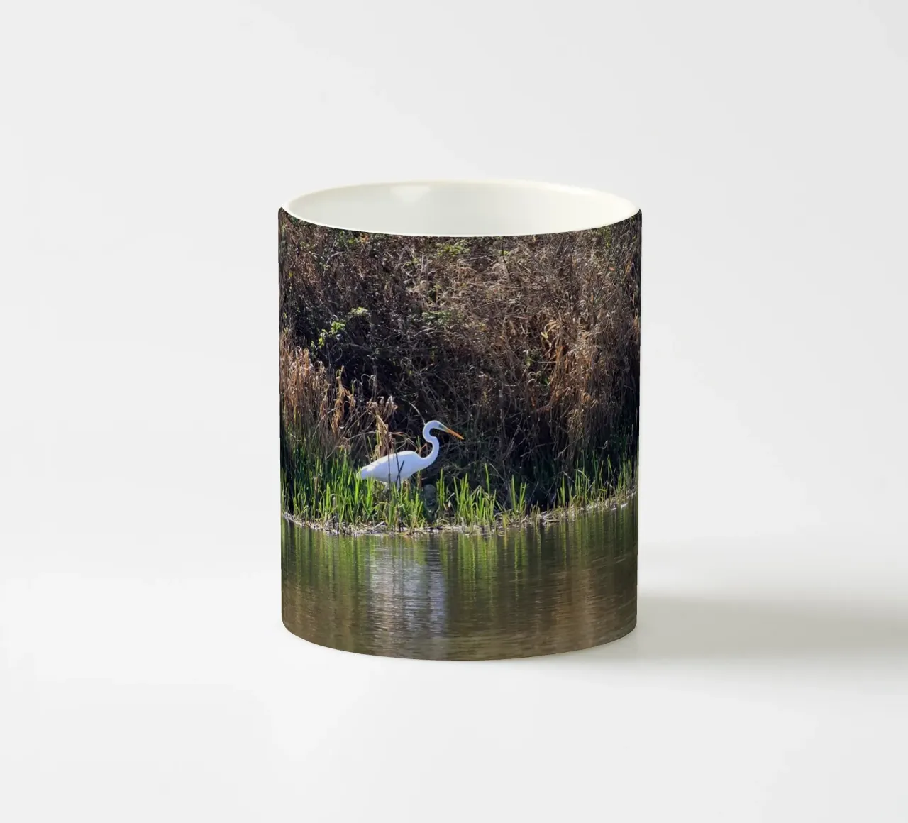 Airone bianco in bilico tra i canneti tazza in ceramica da Jack C Photography