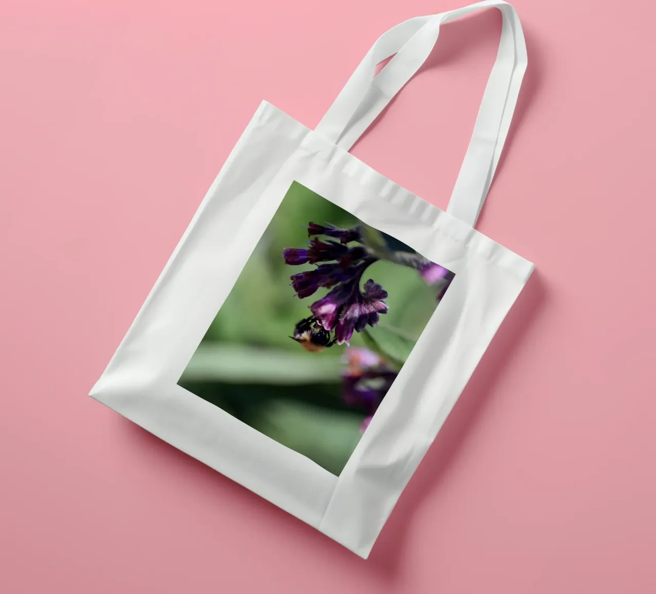 Bombi che impollinano i fiori di Comfrey borsa in juta da Jack C Photography