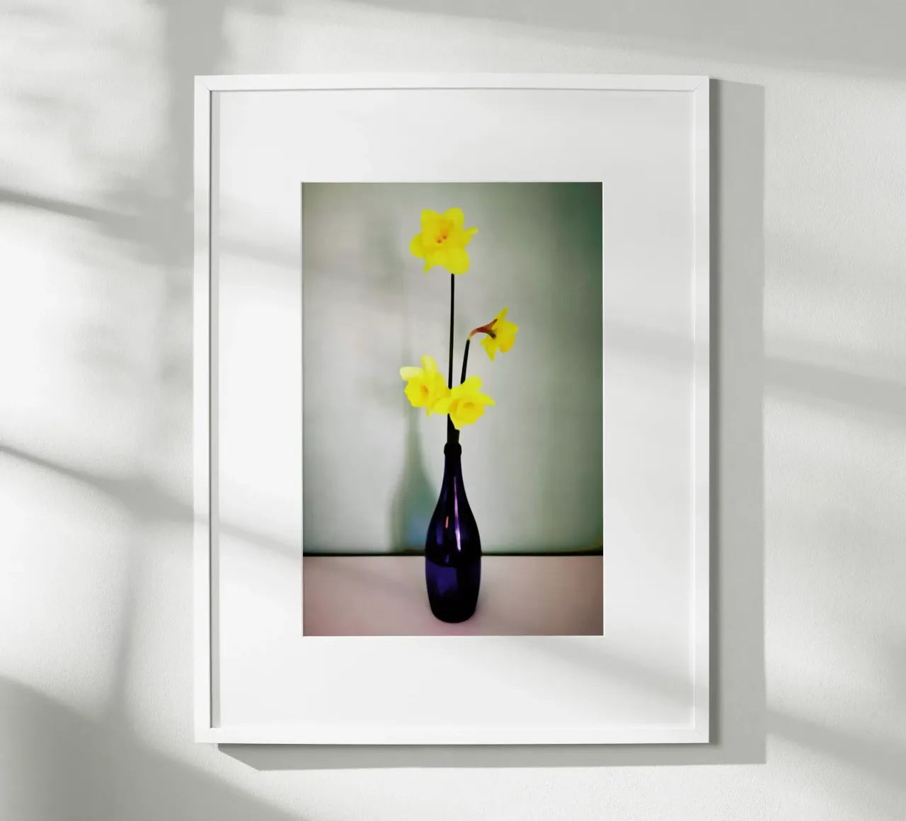 Blue Bottle poster con telaio in plastica da Angelo Cerantola