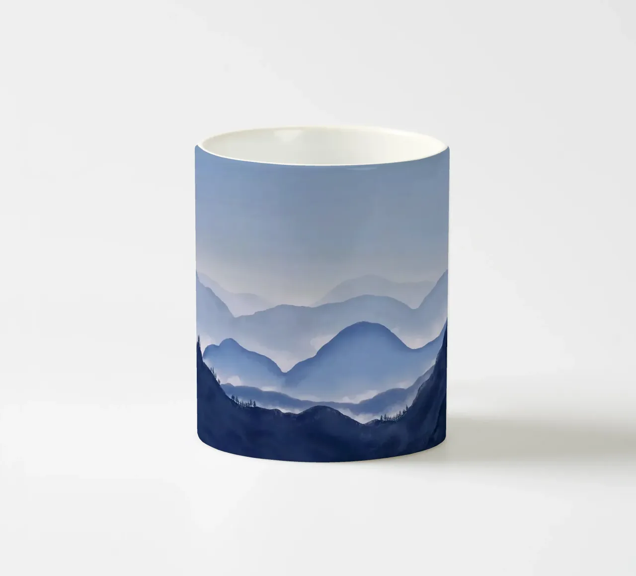 montagne nebbia alberi foresta cielo orizzonte tazza in ceramica da Kirsten C Nolan