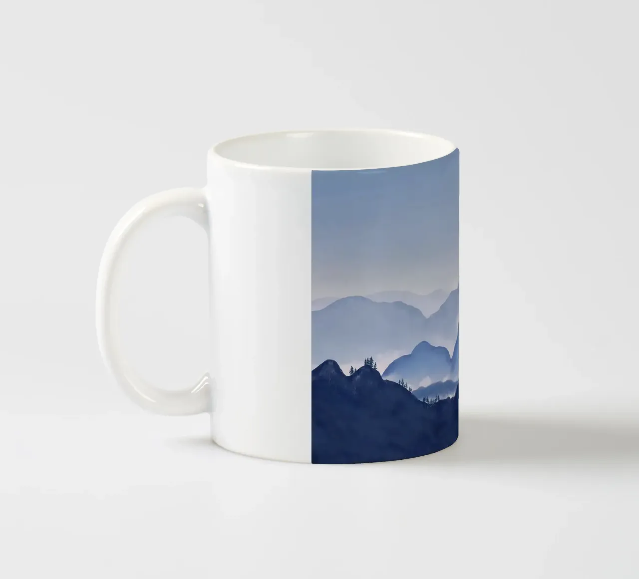montagne nebbia alberi foresta cielo orizzonte tazza in ceramica da Kirsten C Nolan