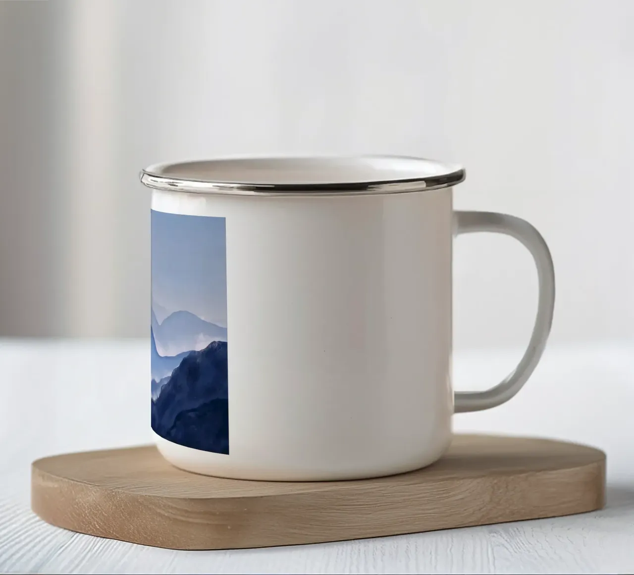 montagne nebbia alberi foresta cielo orizzonte tazza in smalto da Kirsten C Nolan