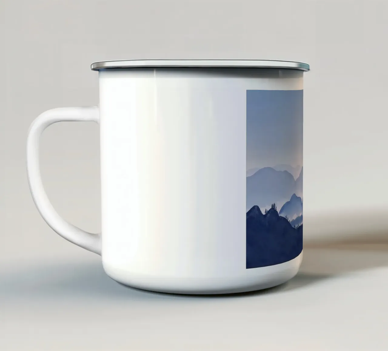 montagne nebbia alberi foresta cielo orizzonte tazza in smalto da Kirsten C Nolan