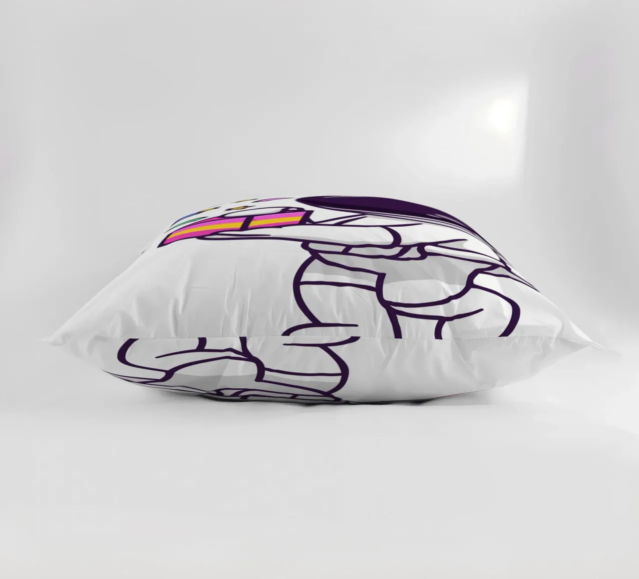 Simpatico astronauta con in mano una confezione regalo cuscino da brockcon Shop