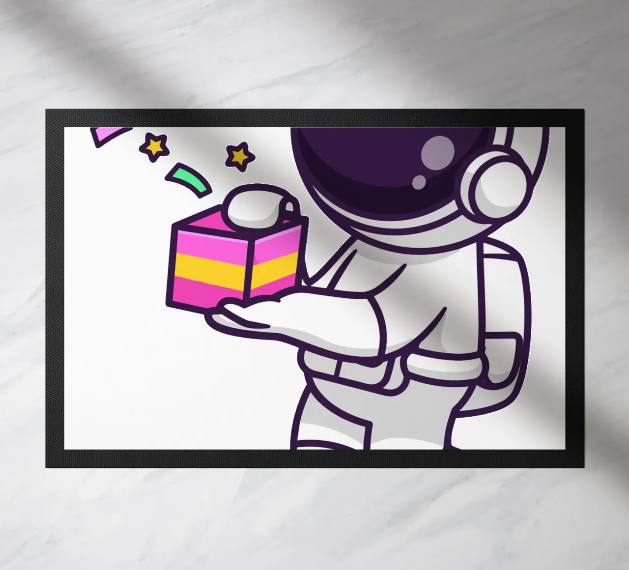 Simpatico astronauta con in mano una confezione regalo zerbino da brockcon Shop
