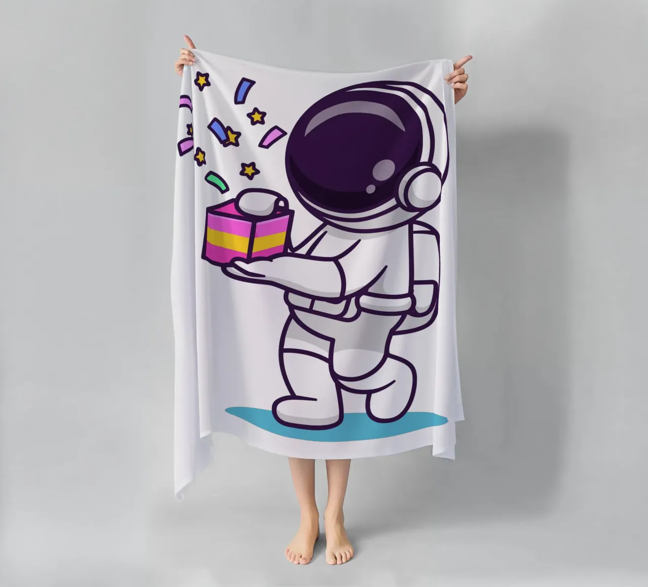 Simpatico astronauta con in mano una confezione regalo telo mare da brockcon Shop