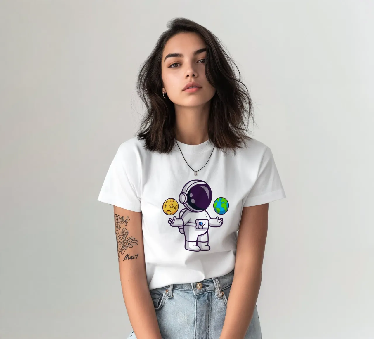 Carino l'astronauta che gioca a palla con la terra e la luna t-shirt da brockcon Shop
