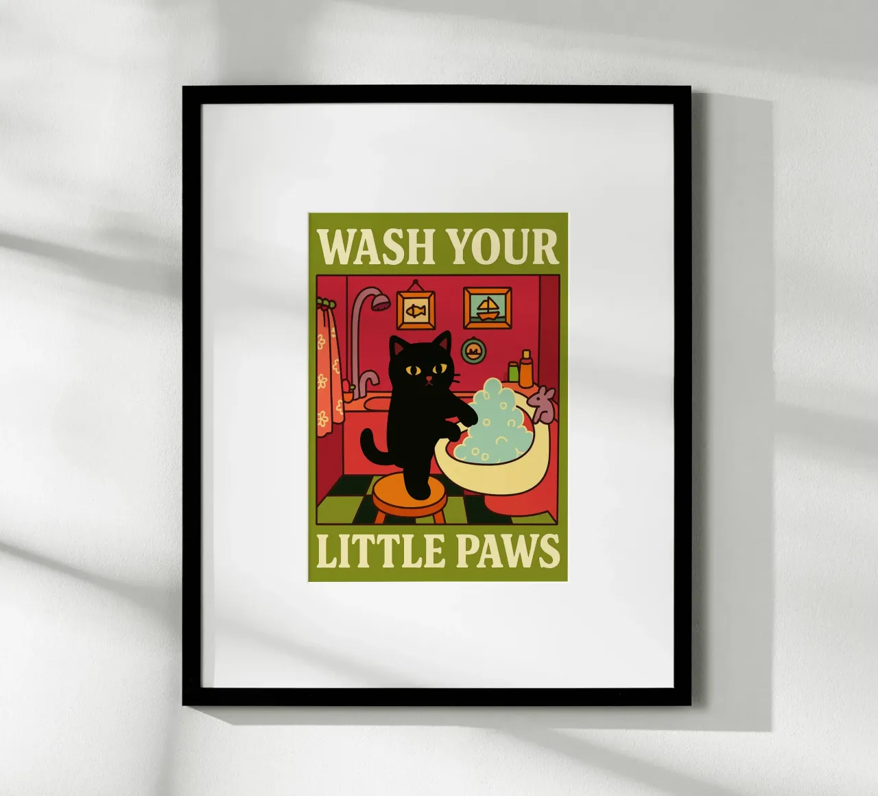 Gatto che si lava le zampe - Arte da bagno divertente poster con telaio in alluminio da the gindils