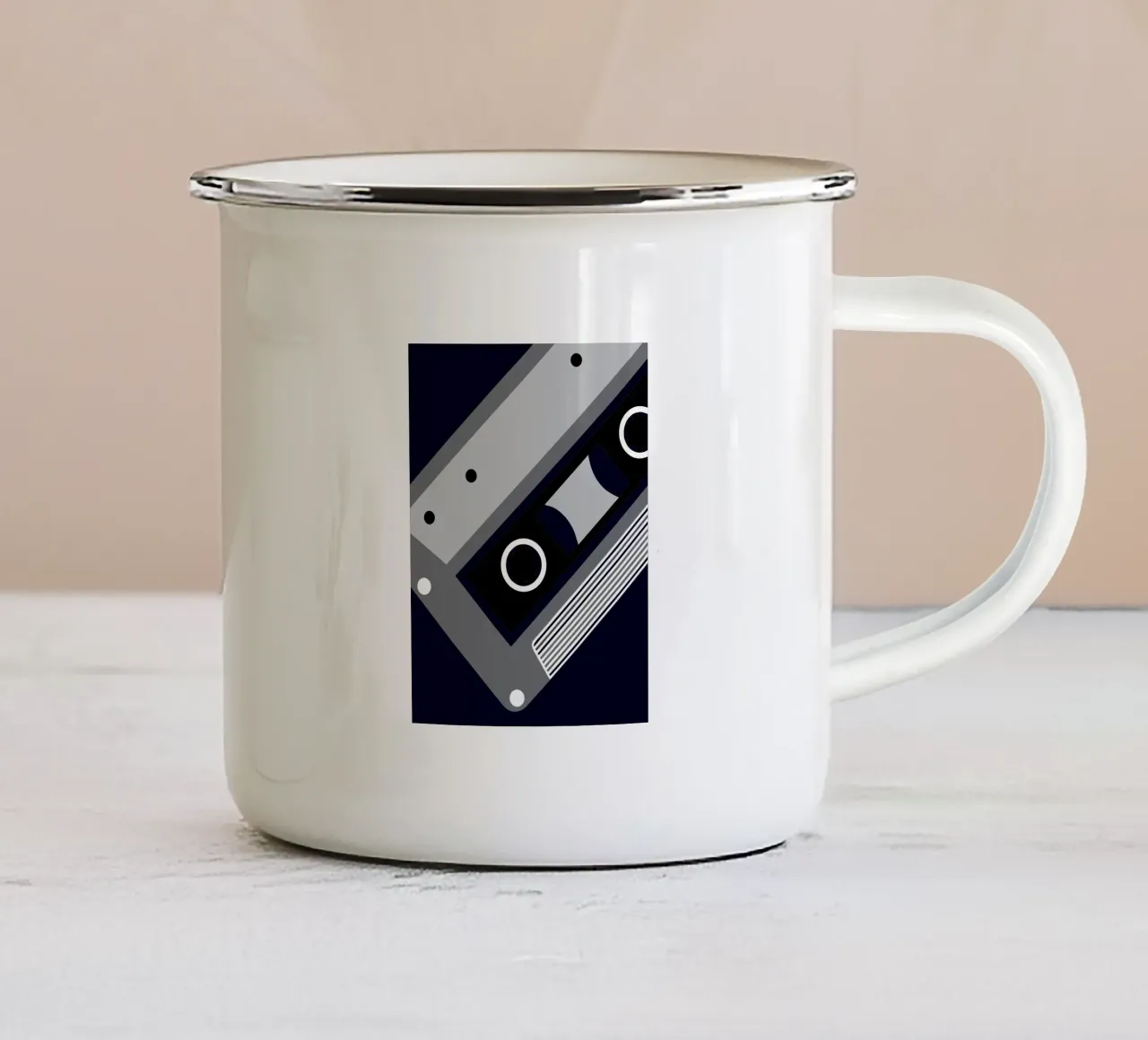 Cassette tazza in smalto da LOOK DIFFERENT