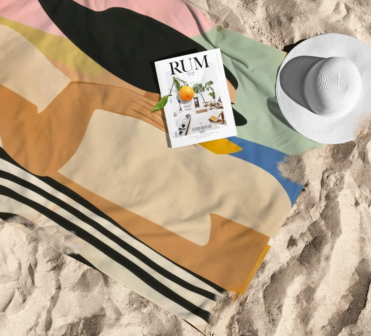 Mujer disfrutando de un espresso | Ilustración de moda toalla de playa de Autofocus