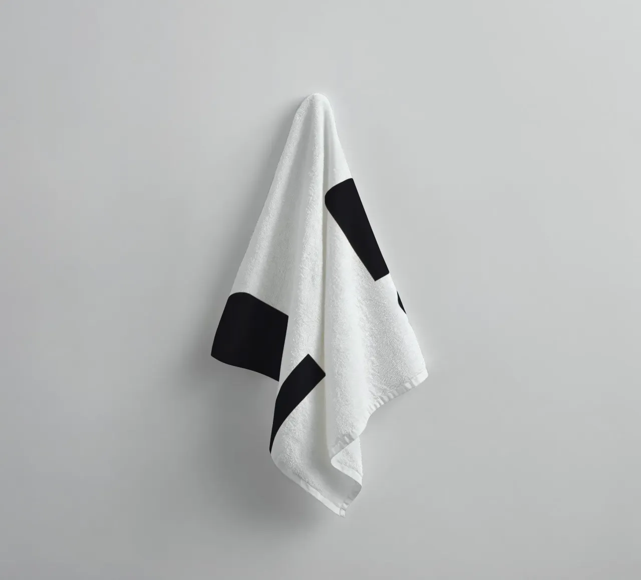 Dessin abstrait de formes noires sur fond blanc serviette de bain de DesignDoodle