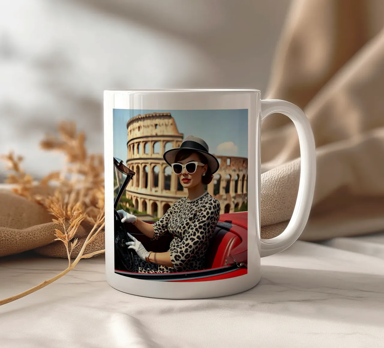 Signora del 1960 in decappottabile vicino al Colloseum tazza in ceramica da Anita's Dream