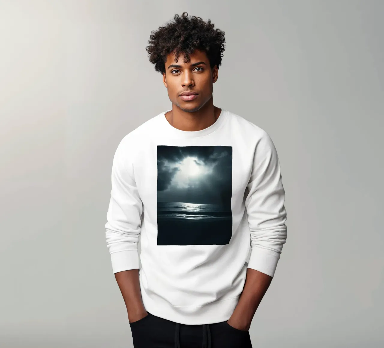 Serena vista notturna sull'oceano illuminata dalla luce della luna felpa da DesignDoodle