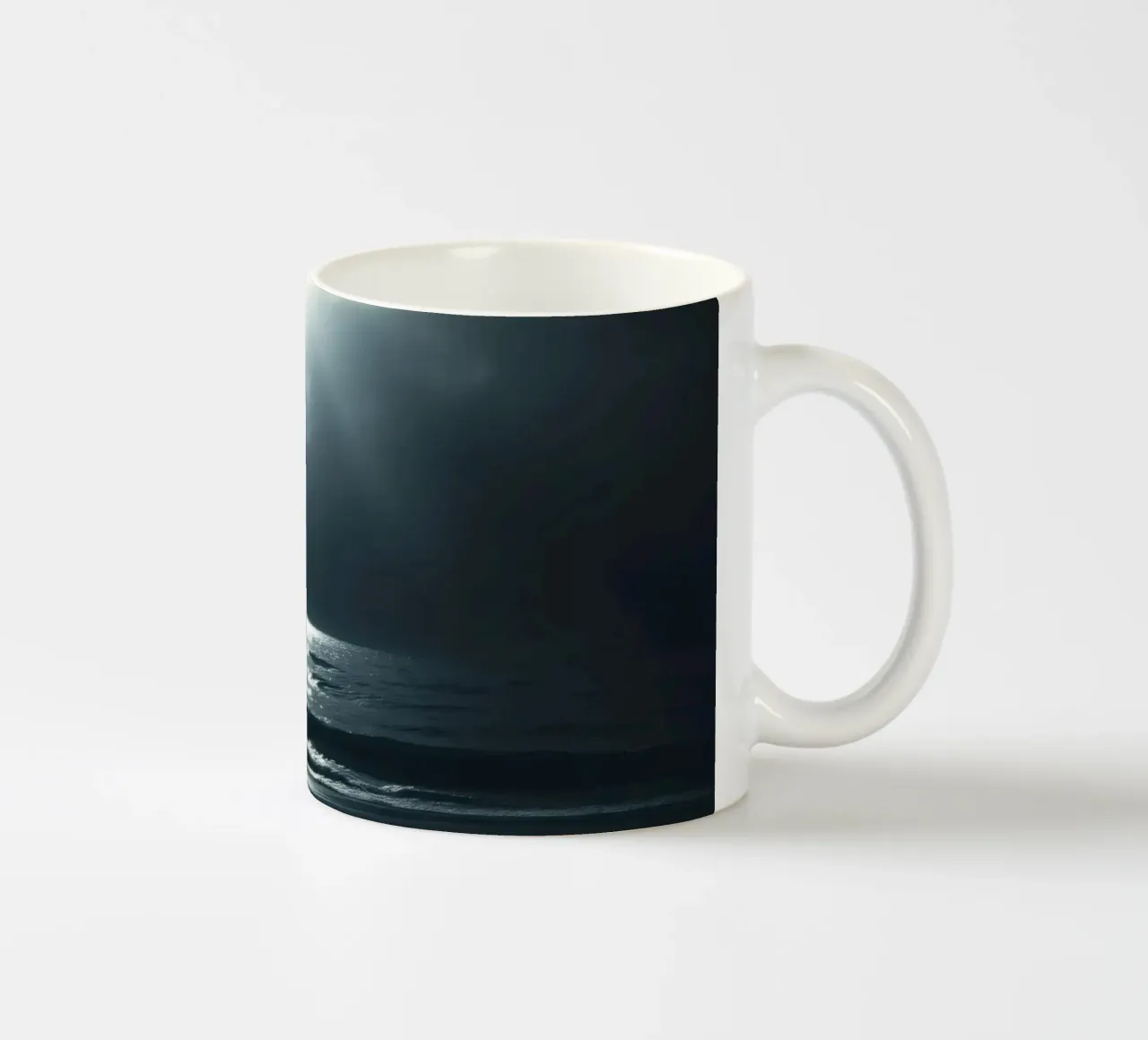 Serena vista notturna sull'oceano illuminata dalla luce della luna tazza in ceramica da DesignDoodle