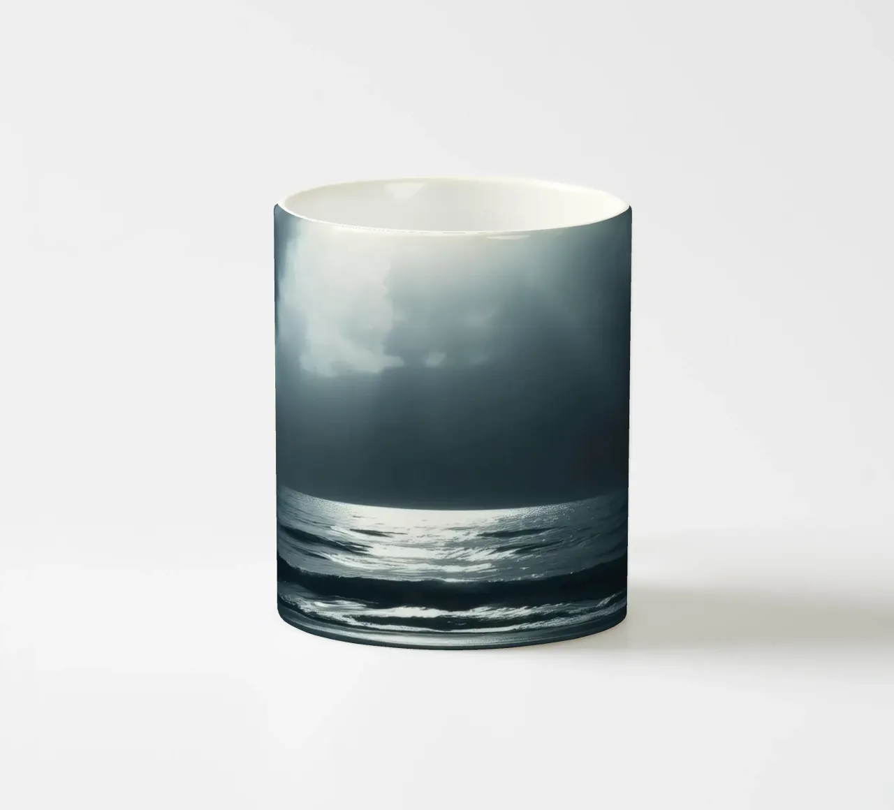 Serena vista notturna sull'oceano illuminata dalla luce della luna tazza in ceramica da DesignDoodle