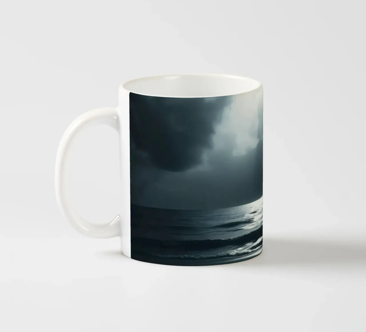 Serena vista notturna sull'oceano illuminata dalla luce della luna tazza in ceramica da DesignDoodle