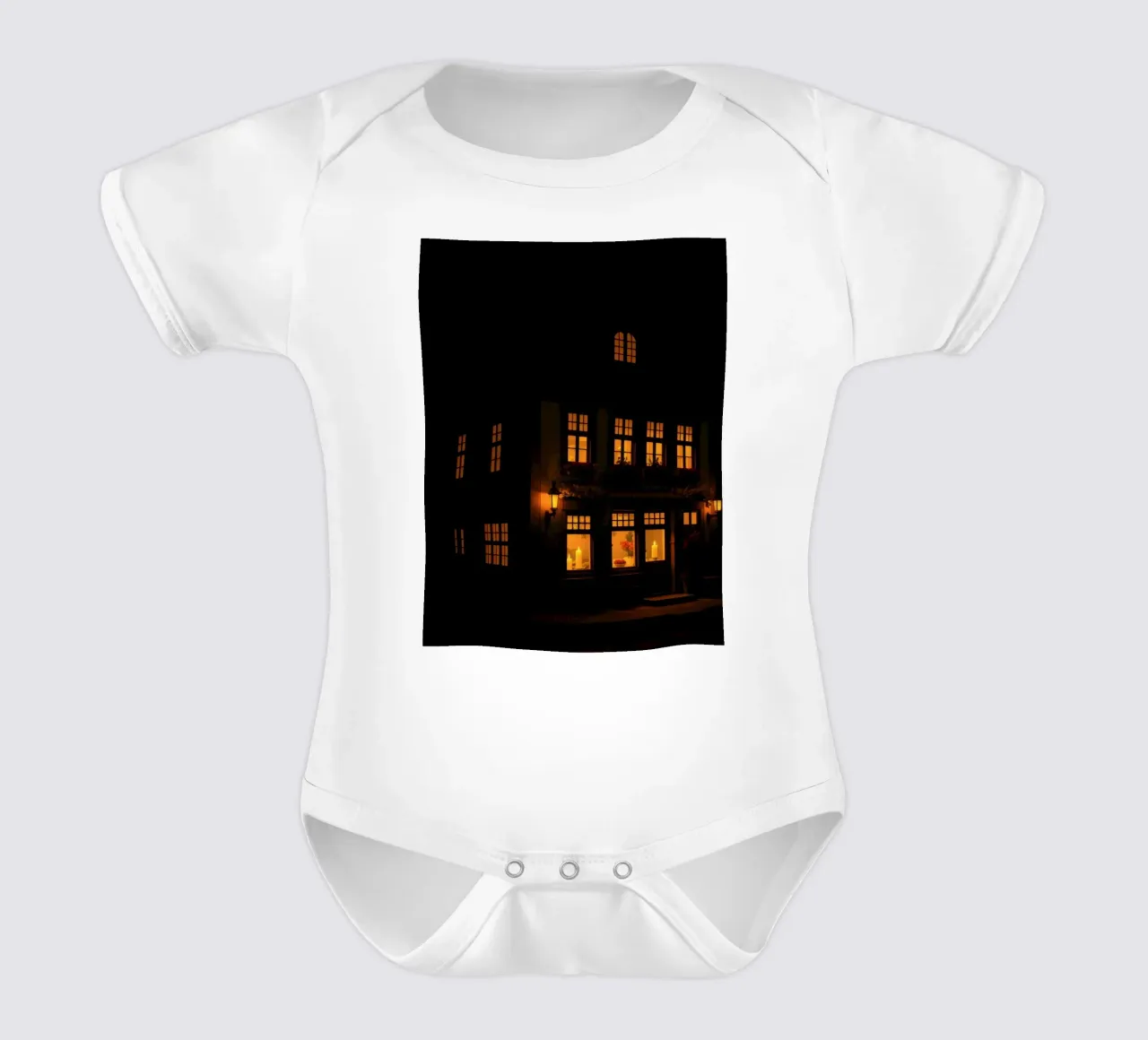 Serata accogliente in una casa di charme con luci calde e splendenti body neonato maniche corte da DesignDoodle